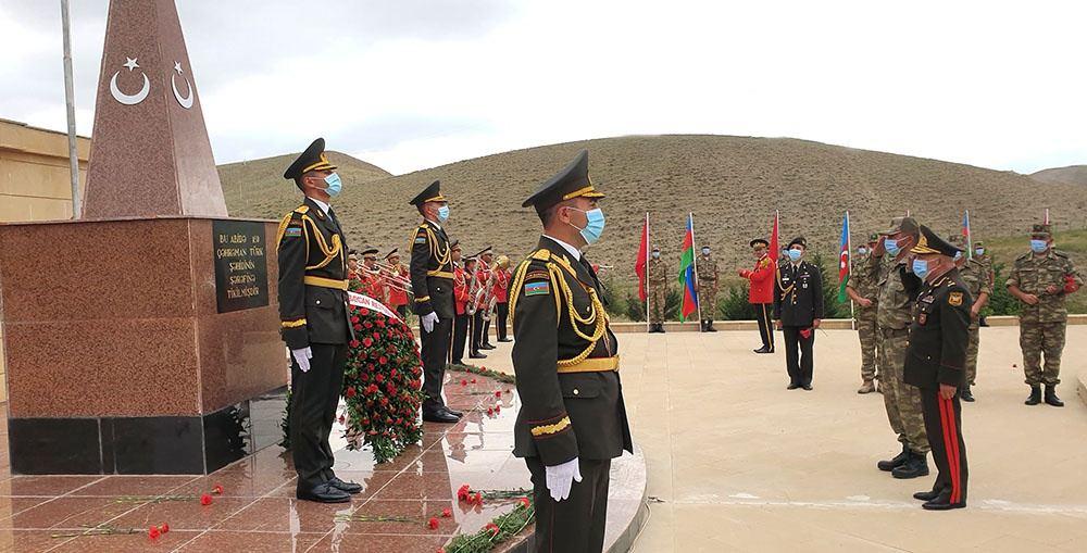 В Гобустанском районе прошли церемонии по случаю 102-й годовщины освобождения Баку