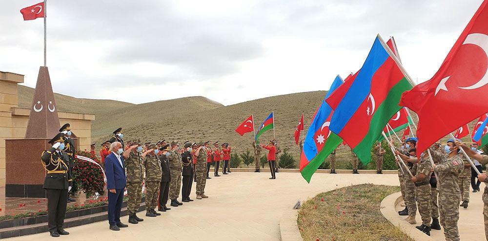 В Гобустанском районе прошли церемонии по случаю 102-й годовщины освобождения Баку