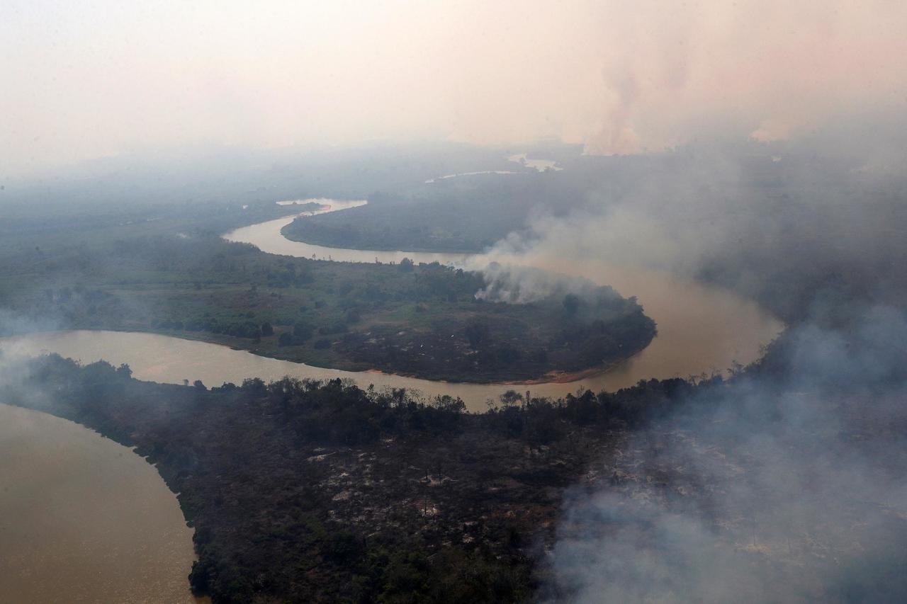 В Бразилии загорелось гигантское болото