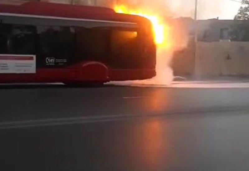 Момент возгорания автобуса в Баку попал на видео
