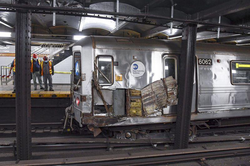 В метро Нью-Йорка поезд сошел с рельсов