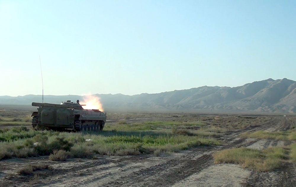 Азербайджанские экипажи бронетехники совершенствуют боевые навыки
