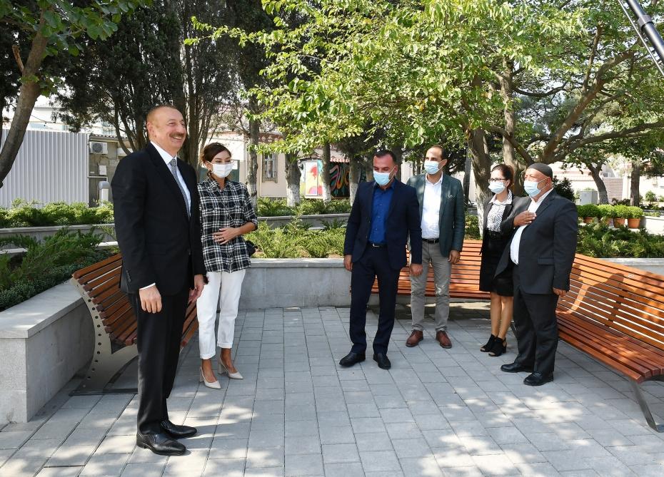 Президент Ильхам Алиев и Первая леди Мехрибан Алиева ознакомились с работами по благоустройству в поселке Балаханы