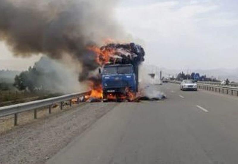 На дороге Баку-Газах загорелся грузовой автомобиль