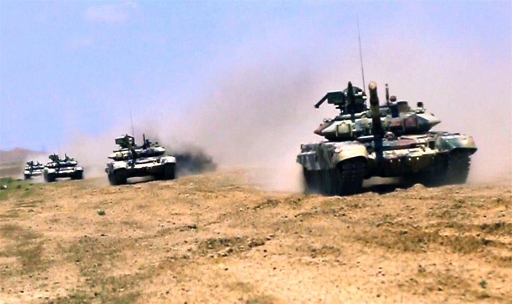 Азербайджанские танки и артиллерия заняли огневые позиции