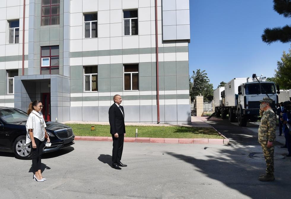 Президент Ильхам Алиев и Первая леди Мехрибан Алиева встретились с ранеными военнослужащими, проходящими лечение в Центральном военном клиническом госпитале Министерства обороны