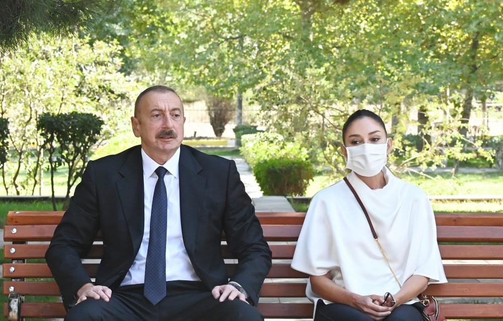 Президент Ильхам Алиев и Первая леди Мехрибан Алиева встретились с ранеными военнослужащими, проходящими лечение в Центральном военном клиническом госпитале Министерства обороны