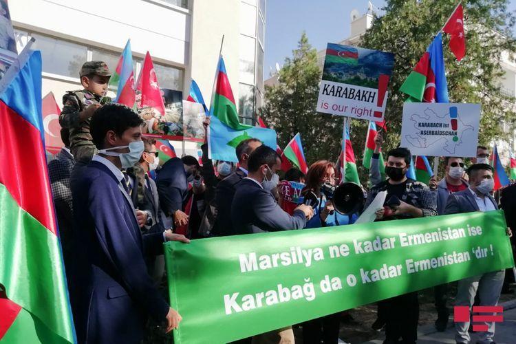 Перед посольством Франции в Турции прошла акция протеста