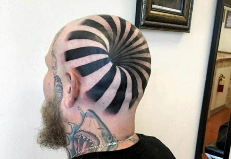 Татуировка в виде дыры в голове прославила мужчину