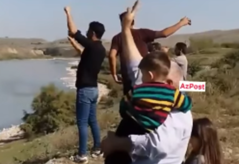 Жители Южного Азербайджана приветствуют азербайджанских солдат через границу