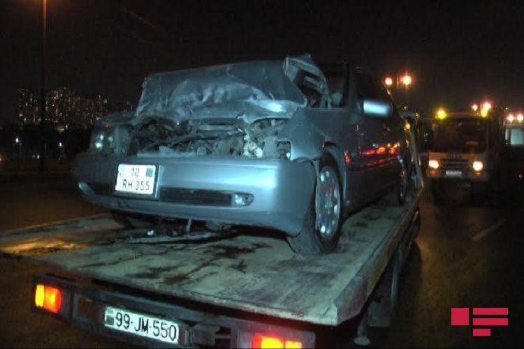 В Баку Mercedes врезался в грузовик, есть пострадавший