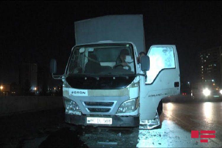 В Баку Mercedes врезался в грузовик, есть пострадавший
