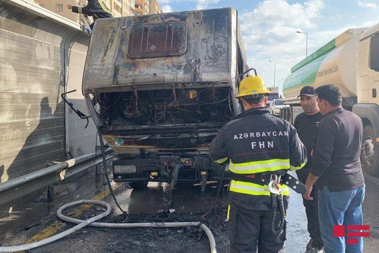 В Баку сгорел эвакуатор, образовалась крупная пробка