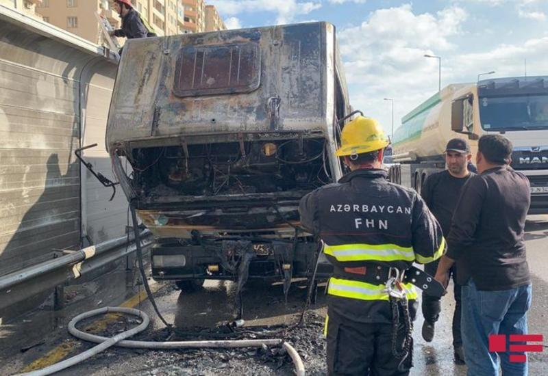 В Баку сгорел эвакуатор, образовалась крупная пробка