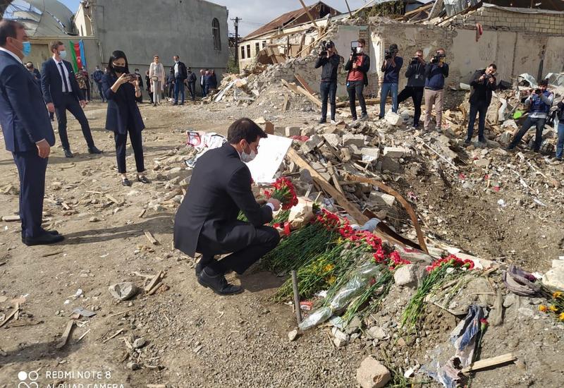 Посол Израиля посетил разрушенные дома в Гяндже