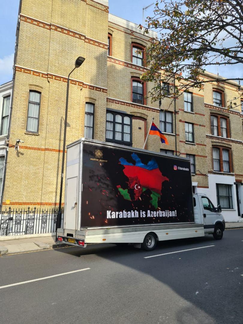 "Karabakh is Azerbaijan" yazılı avtomobil Londonda Ermənistan səfirliyinin qarşısında