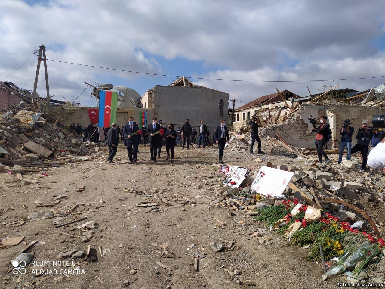 Посол Израиля посетил разрушенные дома в Гяндже