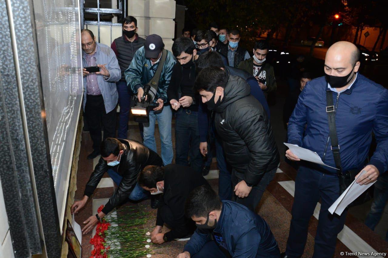 Подростки почтили память гражданина России, погибшего в результате обстрела Гянджи ВС Армении