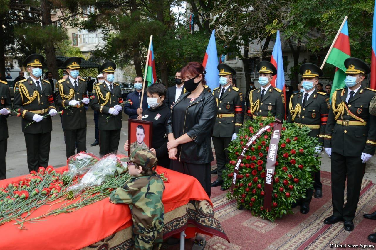 Проходит церемония прощания с шехидом Дмитрием Солнцевым