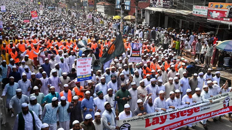 Десятки тысяч человек вышли на антифранцузскую демонстрацию в Бангладеш