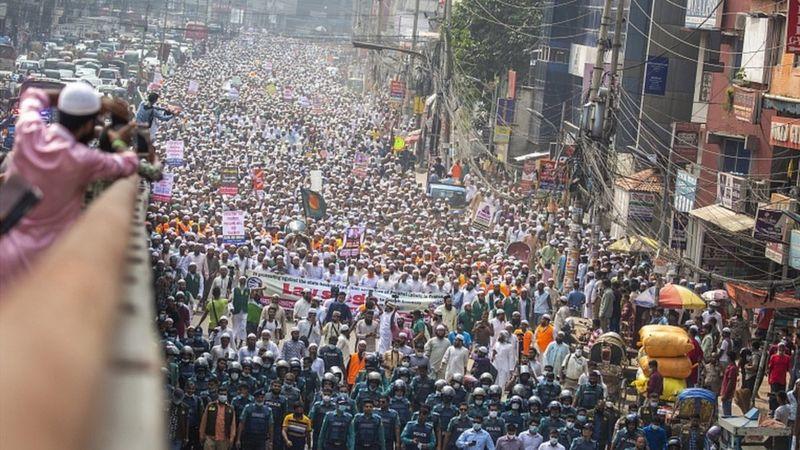 Десятки тысяч человек вышли на антифранцузскую демонстрацию в Бангладеш