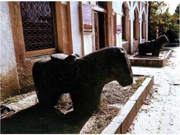 Армянские вандалы сделали из мечетей в Лачине свинарники