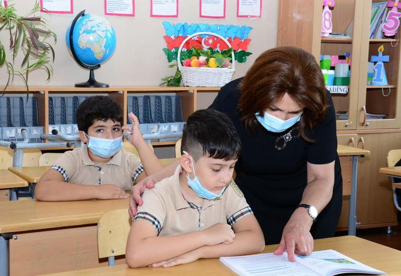 В школах Азербайджана завершается вакцинация учителей