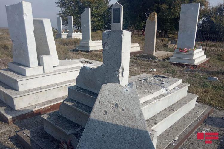 Армяне обстреляли населенные пункты в Азербайджане - разрушены дома и надгробия