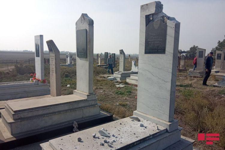 Армяне обстреляли населенные пункты в Азербайджане - разрушены дома и надгробия