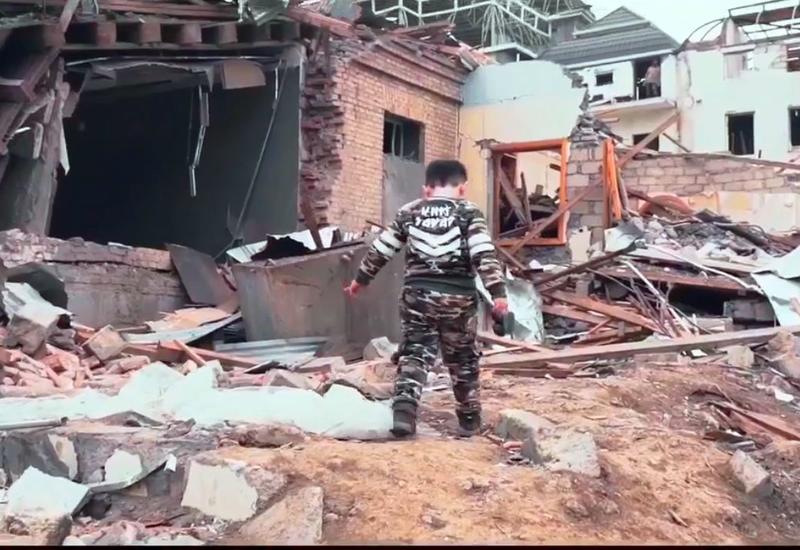 Азербайджанский ребенок ищет родителей в разрушенном доме