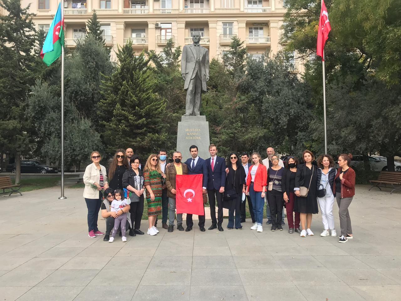 К посольству Турции в Азербайджане возложены цветы