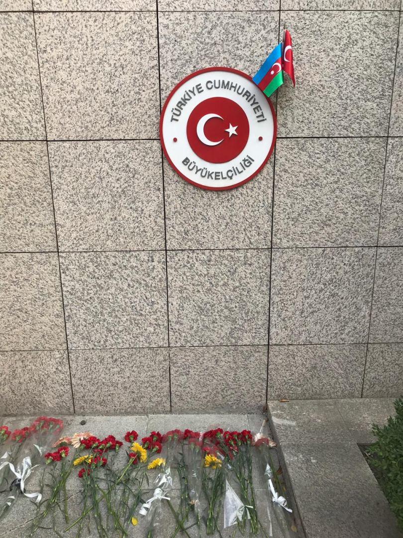 К посольству Турции в Азербайджане возложены цветы