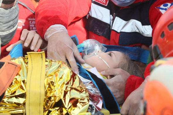 Кадры спасения девочки из-под завалов в Измире