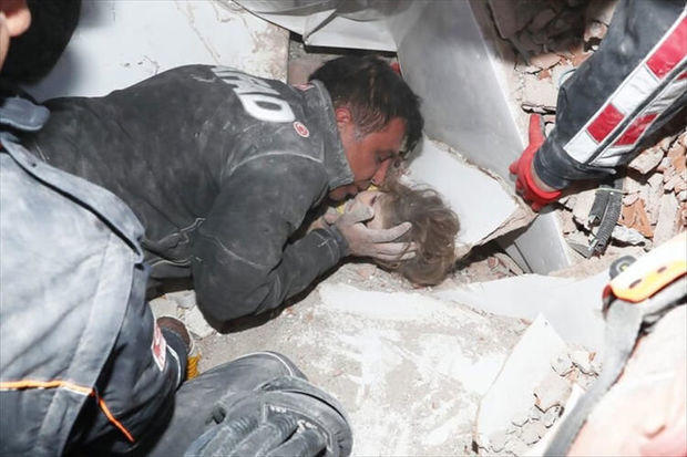 Кадры спасения девочки из-под завалов в Измире
