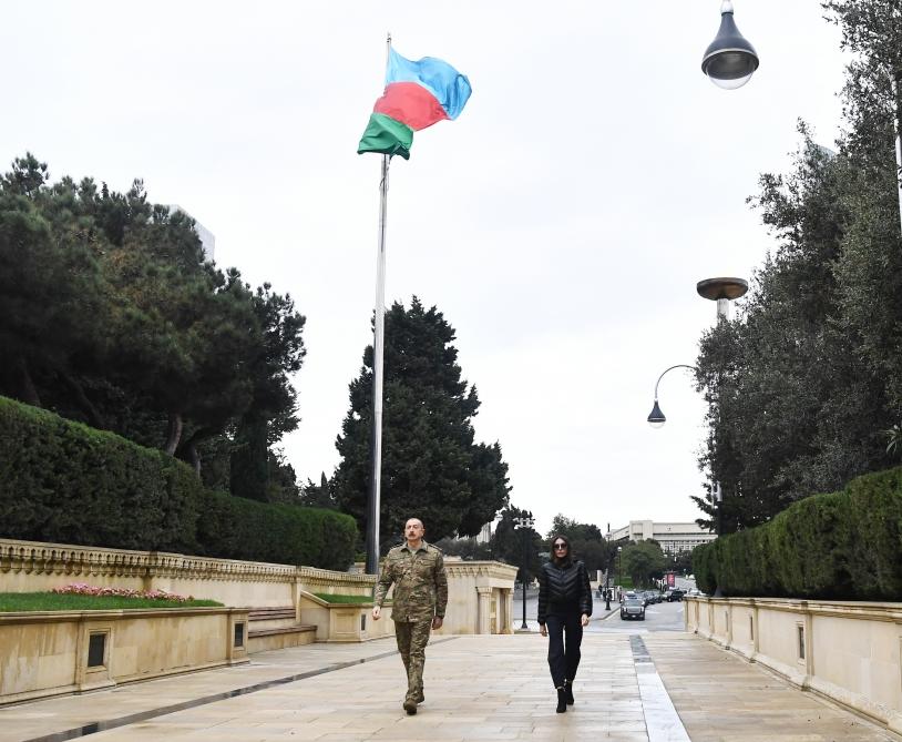 Президент Ильхам Алиев и Первая леди Мехрибан Алиева посетили Аллею почетного захоронения и Аллею шехидов