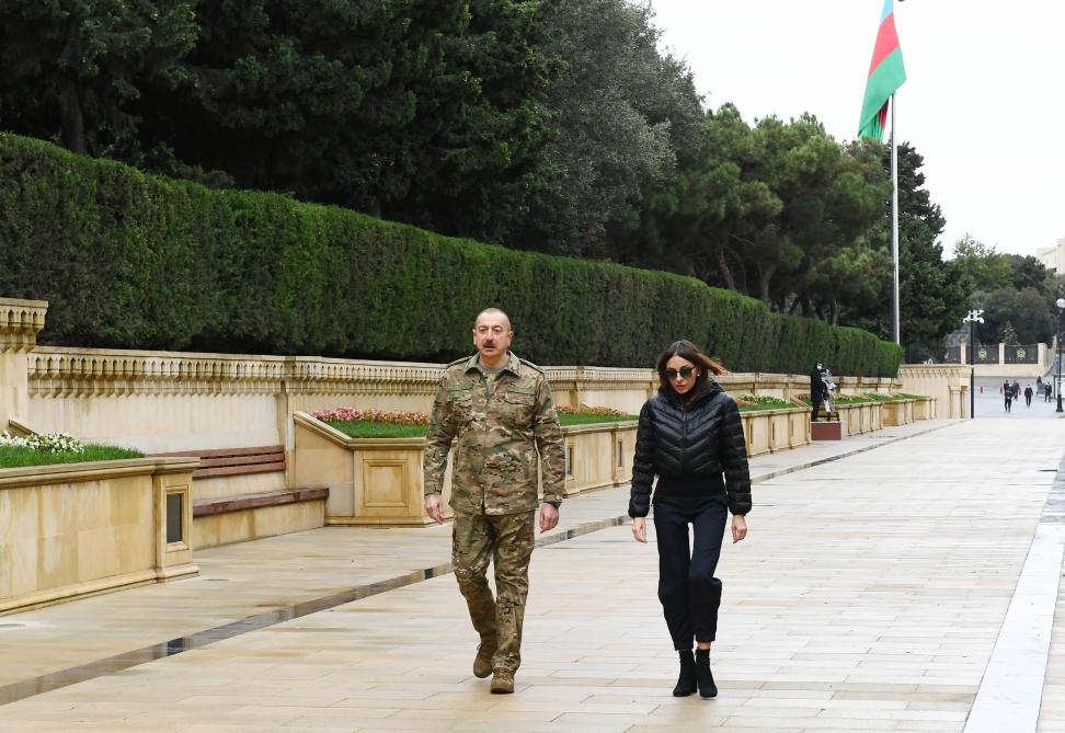 Президент Ильхам Алиев и Первая леди Мехрибан Алиева посетили Аллею почетного захоронения и Аллею шехидов