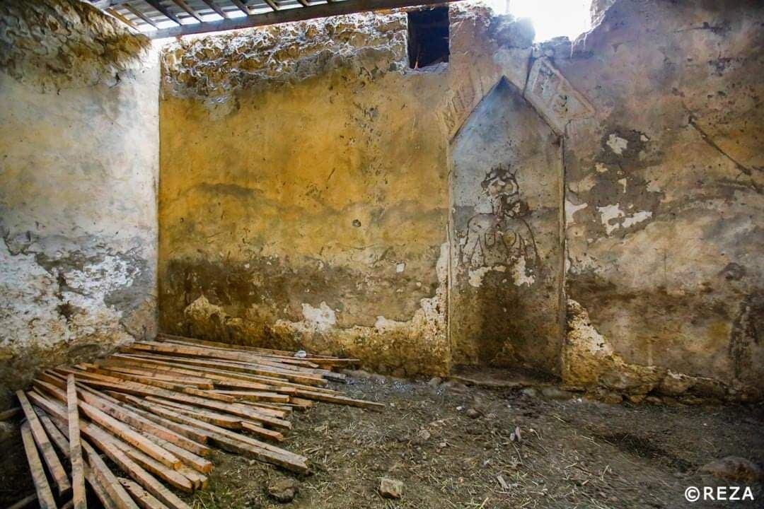 Армяне превратили древнюю мечеть в Физули в коровник