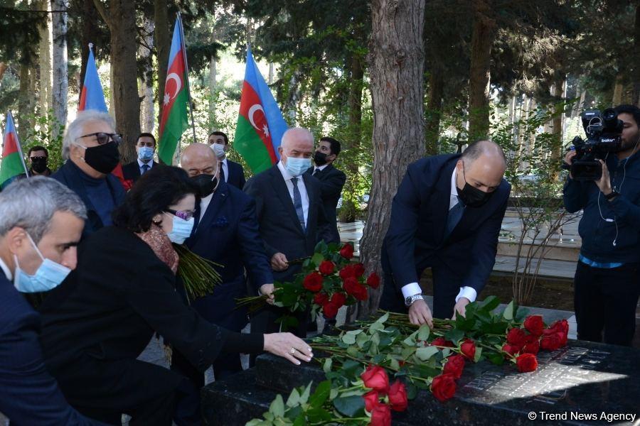 Представители минкультуры Азербайджана и деятели искусства посетили Аллею почетного захоронения