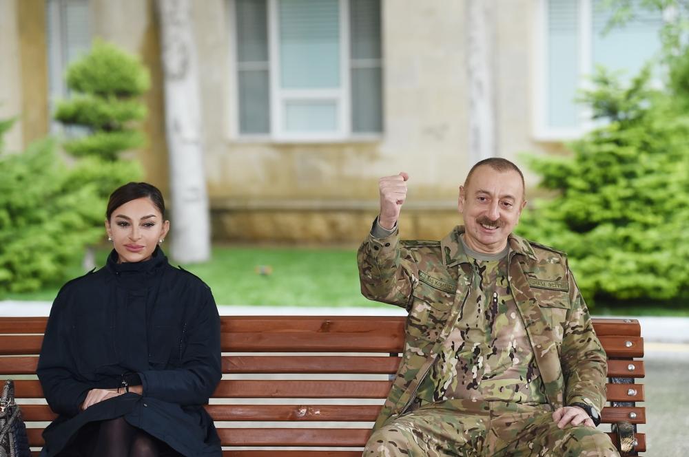 Президент Ильхам Алиев и Первая леди Мехрибан Алиева встретились с военнослужащими, проходящими лечение в Клиническом медицинском центре №1