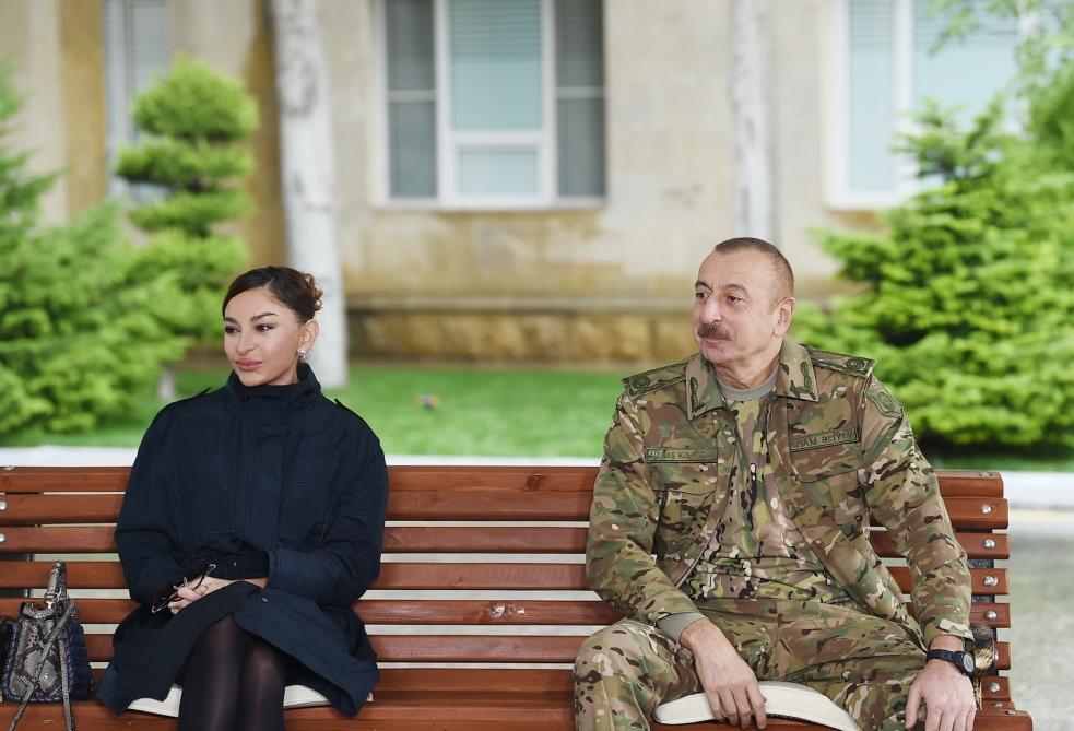 Президент Ильхам Алиев и Первая леди Мехрибан Алиева встретились с военнослужащими, проходящими лечение в Клиническом медицинском центре №1