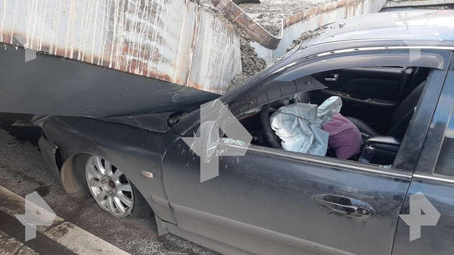 Момент падения бетонной плиты на движущуюся машину в Москве