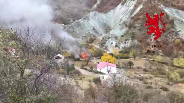 Армяне в Кельбаджаре сжигают дома, чтобы они не достались азербайджанцам
