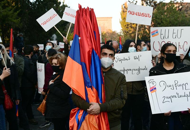 Сняли армянская. Пашинян антироссийские митинги. Антироссийские лозунги на митинге в Ереване Пашинян. В Ереване перекрыли дорогу. Флаг Карабаха митинг.