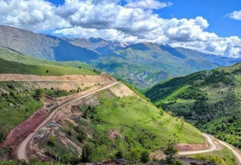 Покидающие Кельбаджар армяне вырубают деревья