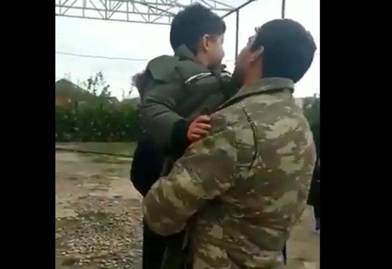 Азербайджан мальчик. Азербайджанские мальчики развлекаются. Отец и сын на войне Карабах. Азербайджан мальчики СПО.