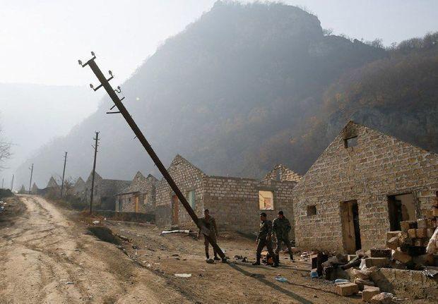 Армяне разрушают линии электропередач в Кельбаджаре