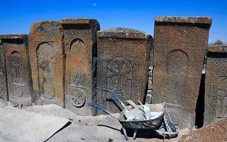 В Кельбаджаре обнаружена мастерская по изготовлению "древних хачкаров"