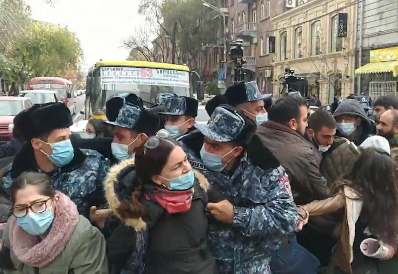 Полиция в Ереване давит молодежь, требующую отставки Пашиняна
