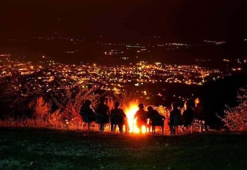 Азербайджанские солдаты любуются ночной панорамой из Шуши