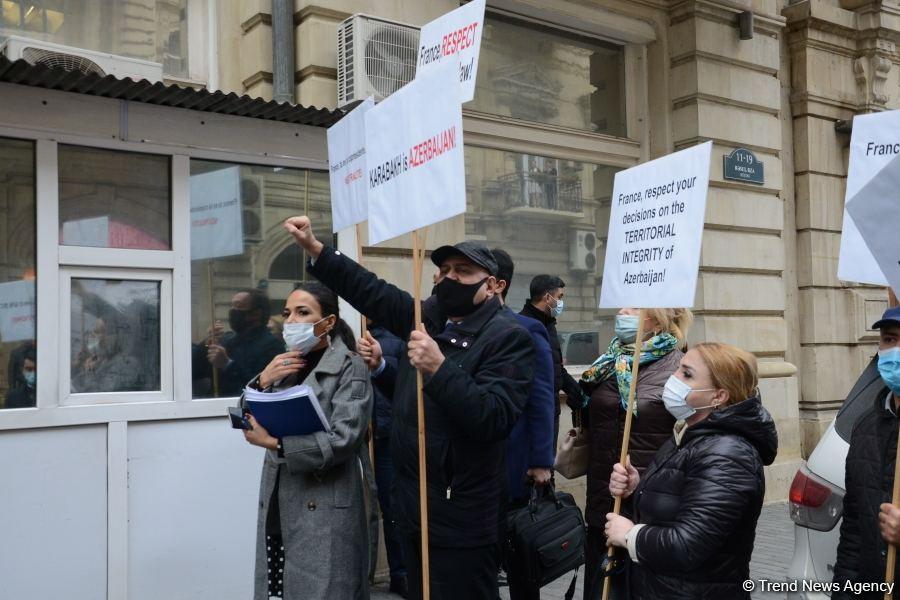 Перед посольством Франции в Азербайджане прошел пикет